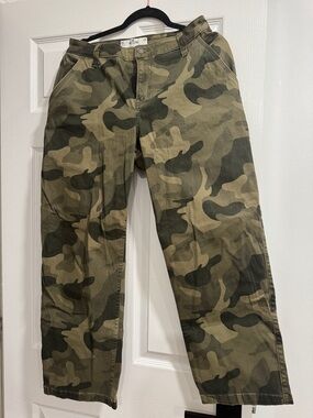 Hollister Women’s Olive Camo Cargo Pants